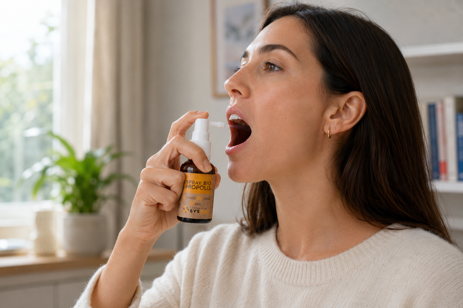 Spray Bio Propolis SYSNAT dans un univers naturel avec miel, sauge et cassis